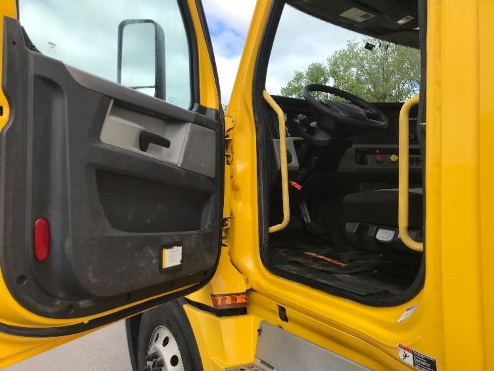 Day Cab Tractor-Heavy Duty Tractors-Freightliner-2020-T12664ST-Minoa-NY-418,530\n\t\tmiles-$ 39,500 - Image 9