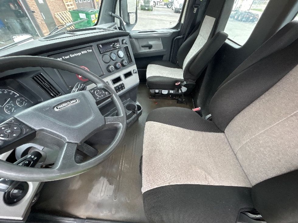Day Cab Tractor-Heavy Duty Tractors-Freightliner-2020-T12664ST-Mississauga-ON-111,221\n\t\tkm-$ 92,500 - Image 10