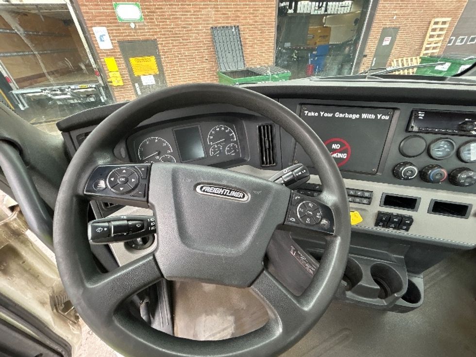 Day Cab Tractor-Heavy Duty Tractors-Freightliner-2020-T12664ST-Mississauga-ON-111,221\n\t\tkm-$ 92,500 - Image 11
