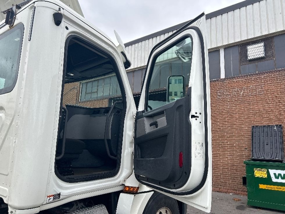 Day Cab Tractor-Heavy Duty Tractors-Freightliner-2020-T12664ST-Mississauga-ON-111,221\n\t\tkm-$ 92,500 - Image 12