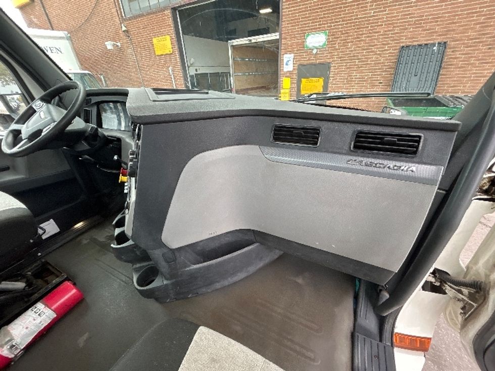 Day Cab Tractor-Heavy Duty Tractors-Freightliner-2020-T12664ST-Mississauga-ON-111,221\n\t\tkm-$ 92,500 - Image 13
