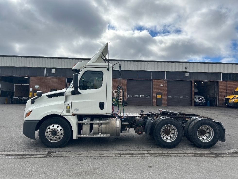 Day Cab Tractor-Heavy Duty Tractors-Freightliner-2020-T12664ST-Mississauga-ON-111,221\n\t\tkm-$ 92,500 - Image 4