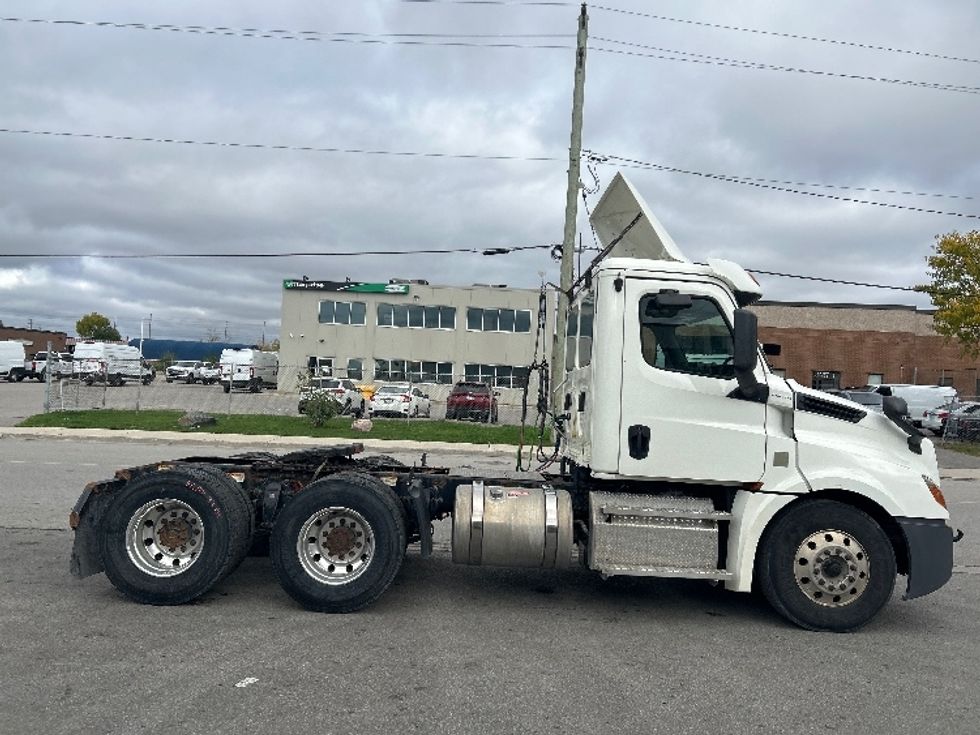 Day Cab Tractor-Heavy Duty Tractors-Freightliner-2020-T12664ST-Mississauga-ON-111,221\n\t\tkm-$ 92,500 - Image 8