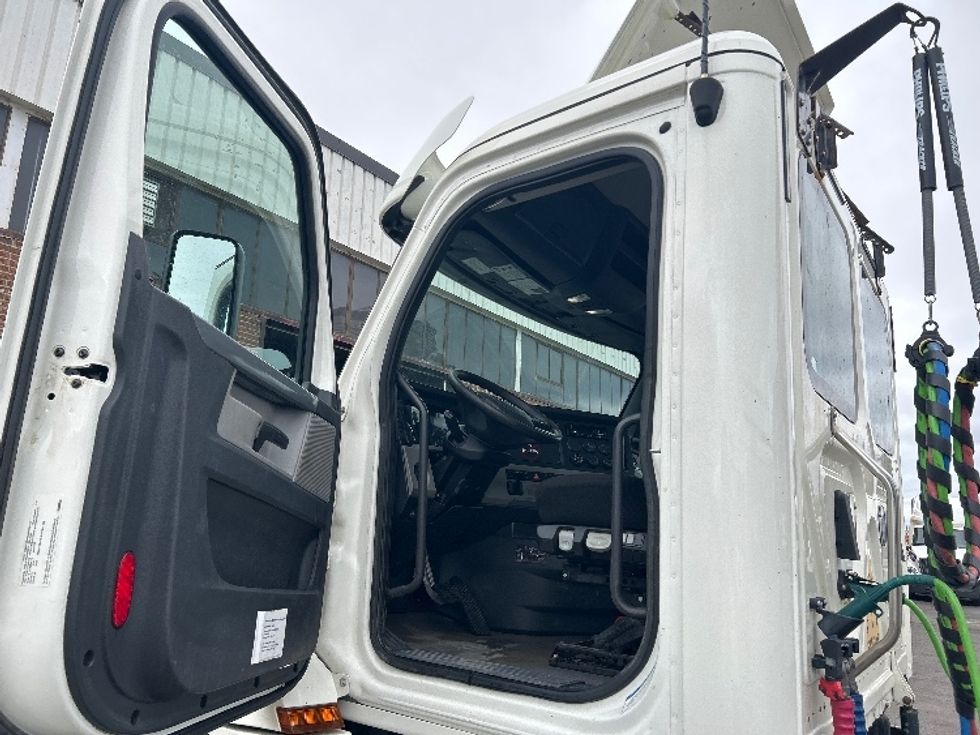 Day Cab Tractor-Heavy Duty Tractors-Freightliner-2020-T12664ST-Mississauga-ON-111,221\n\t\tkm-$ 92,500 - Image 9