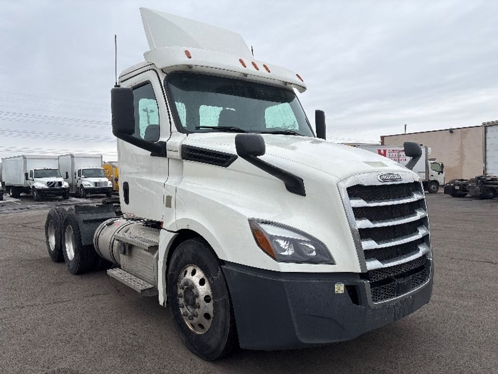 Day Cab Tractor-Heavy Duty Tractors-Freightliner-2020-T12664ST-Mississauga-ON-1,162,297\n\t\tkm-$ 30,500 - Image 1