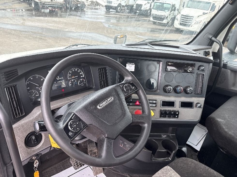 Day Cab Tractor-Heavy Duty Tractors-Freightliner-2020-T12664ST-Mississauga-ON-1,162,297\n\t\tkm-$ 30,500 - Image 10