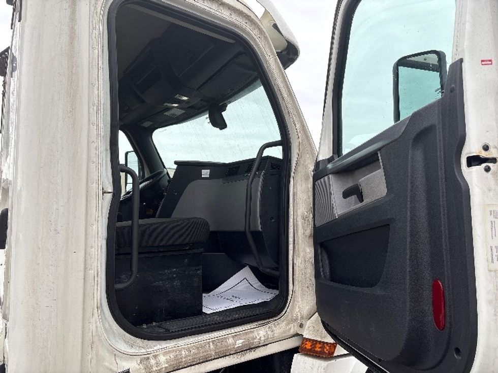 Day Cab Tractor-Heavy Duty Tractors-Freightliner-2020-T12664ST-Mississauga-ON-1,162,297\n\t\tkm-$ 30,500 - Image 12
