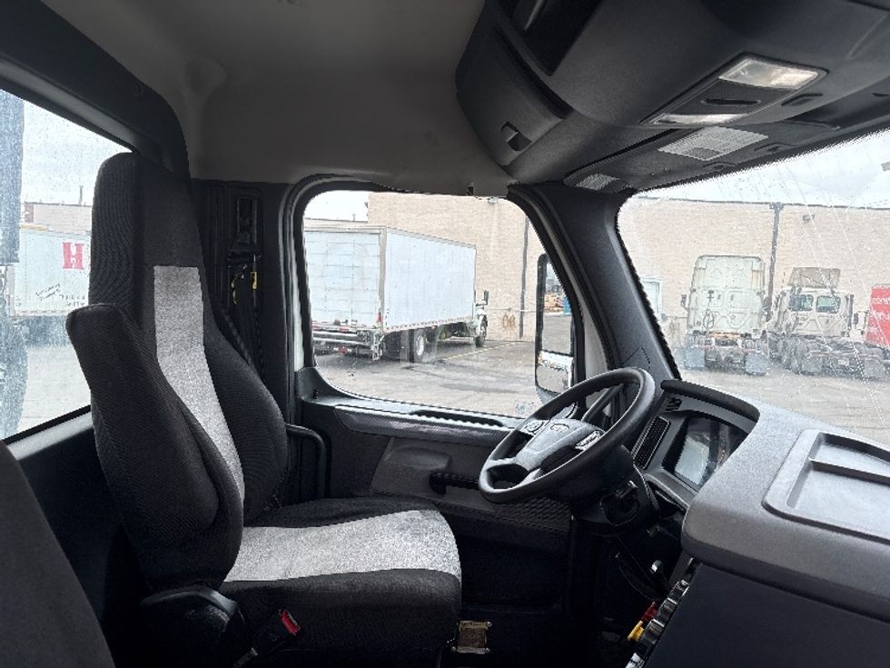 Day Cab Tractor-Heavy Duty Tractors-Freightliner-2020-T12664ST-Mississauga-ON-1,162,297\n\t\tkm-$ 30,500 - Image 14