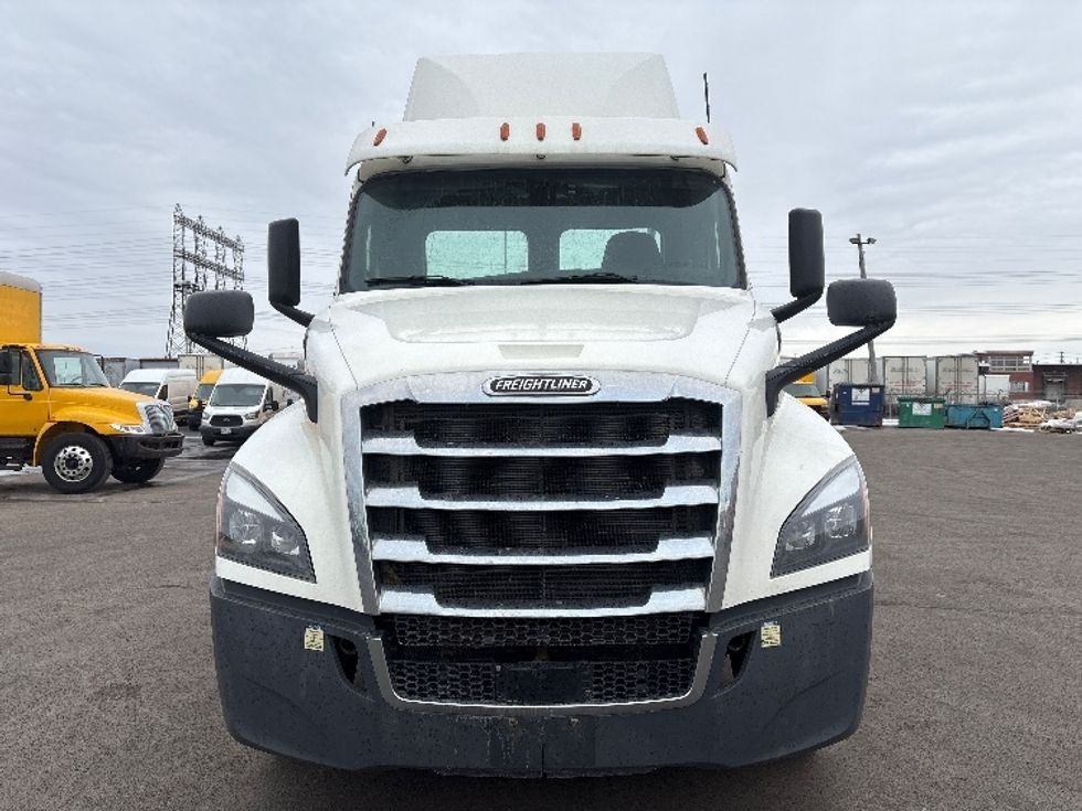 Day Cab Tractor-Heavy Duty Tractors-Freightliner-2020-T12664ST-Mississauga-ON-1,162,297\n\t\tkm-$ 30,500 - Image 2