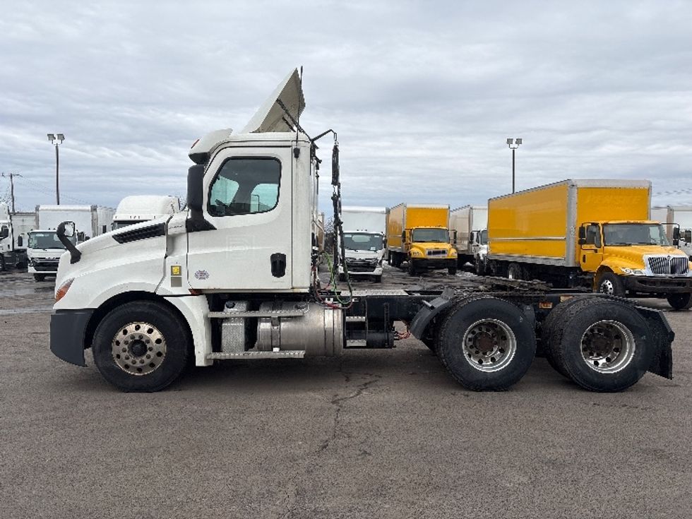 Day Cab Tractor-Heavy Duty Tractors-Freightliner-2020-T12664ST-Mississauga-ON-1,162,297\n\t\tkm-$ 30,500 - Image 4