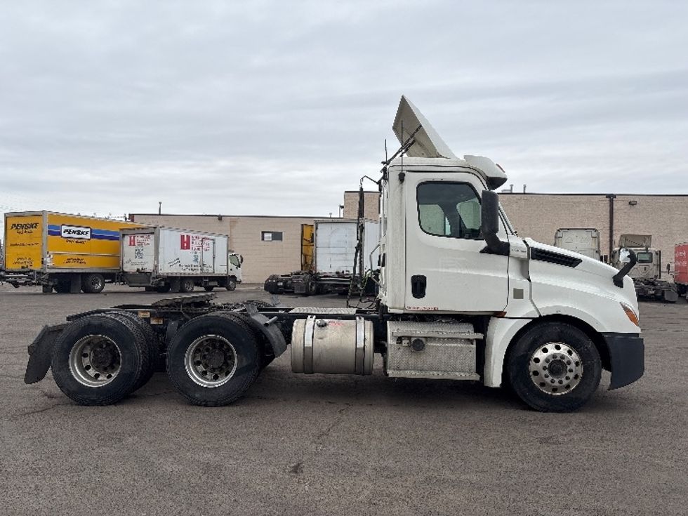 Day Cab Tractor-Heavy Duty Tractors-Freightliner-2020-T12664ST-Mississauga-ON-1,162,297\n\t\tkm-$ 30,500 - Image 8