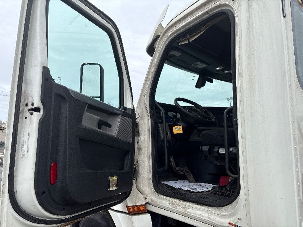 Day Cab Tractor-Heavy Duty Tractors-Freightliner-2020-T12664ST-Mississauga-ON-1,162,297\n\t\tkm-$ 30,500 - Image 9