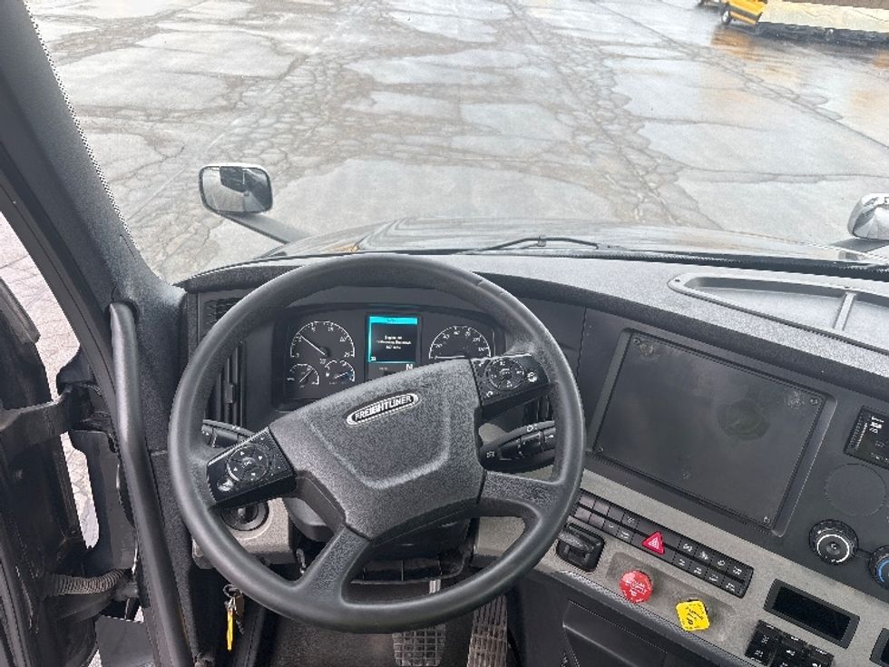 Day Cab Tractor-Heavy Duty Tractors-Freightliner-2020-T12664ST-Mississauga-ON-245,331\n\t\tkm-$ 75,000 - Image 11