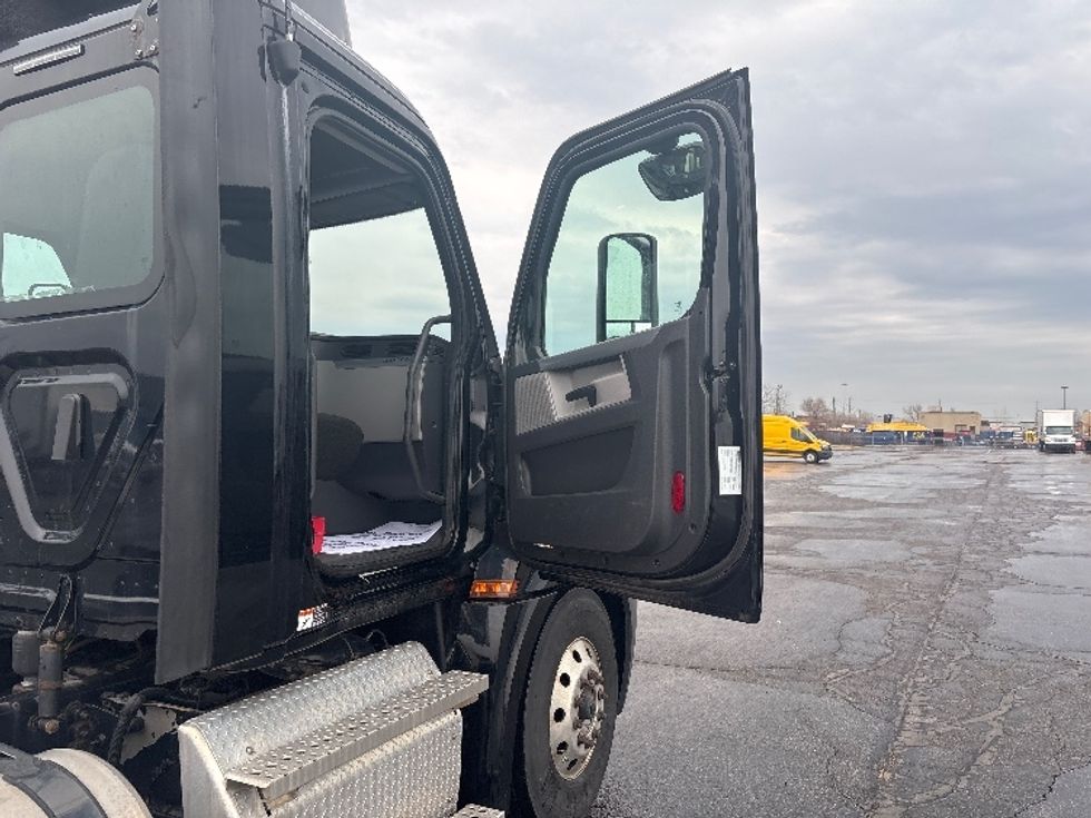 Day Cab Tractor-Heavy Duty Tractors-Freightliner-2020-T12664ST-Mississauga-ON-245,331\n\t\tkm-$ 75,000 - Image 12
