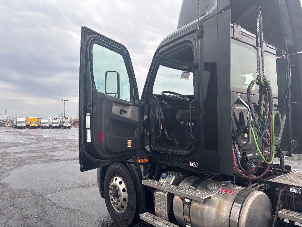 Day Cab Tractor-Heavy Duty Tractors-Freightliner-2020-T12664ST-Mississauga-ON-245,331\n\t\tkm-$ 75,000 - Image 9