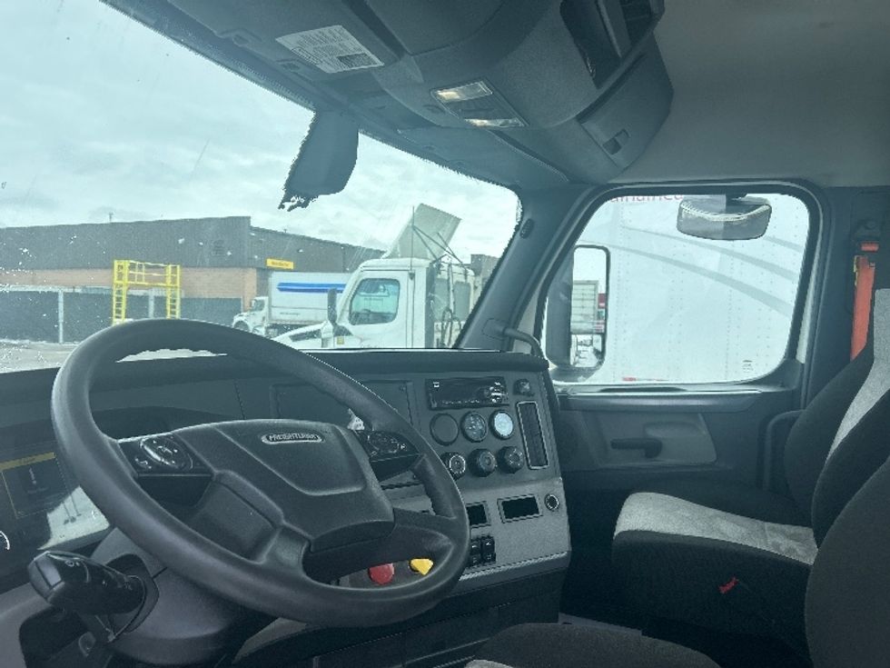 Day Cab Tractor-Heavy Duty Tractors-Freightliner-2020-T12664ST-Mississauga-ON-319,750\n\t\tkm-$ 73,750 - Image 10