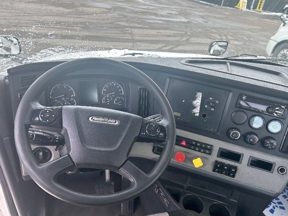 Day Cab Tractor-Heavy Duty Tractors-Freightliner-2020-T12664ST-Mississauga-ON-319,750\n\t\tkm-$ 73,750 - Image 11