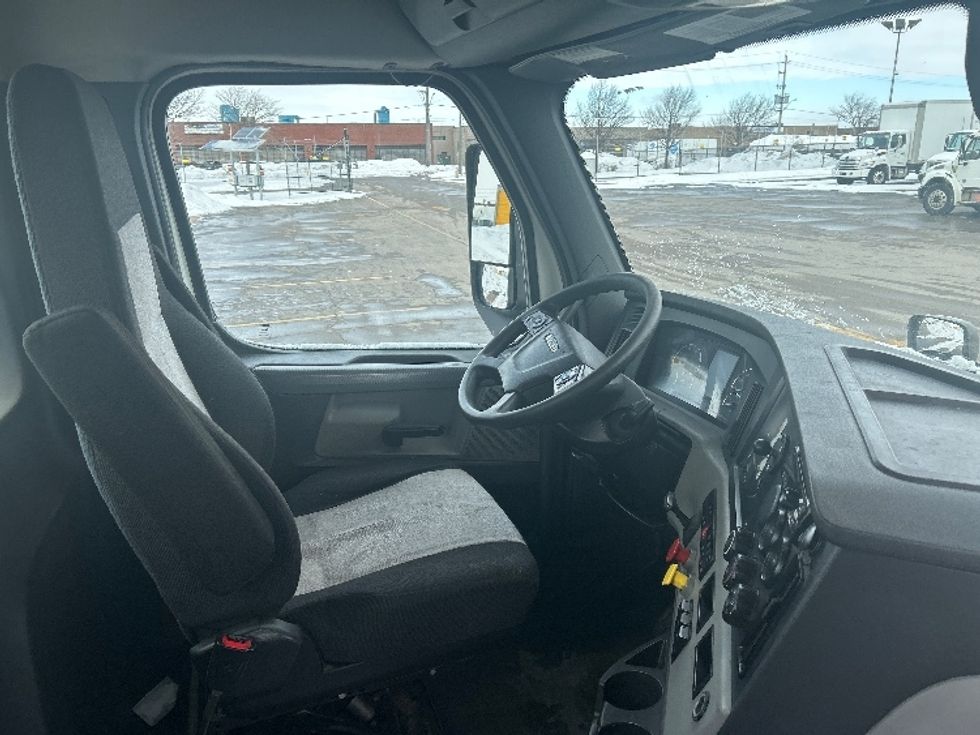 Day Cab Tractor-Heavy Duty Tractors-Freightliner-2020-T12664ST-Mississauga-ON-319,750\n\t\tkm-$ 73,750 - Image 14