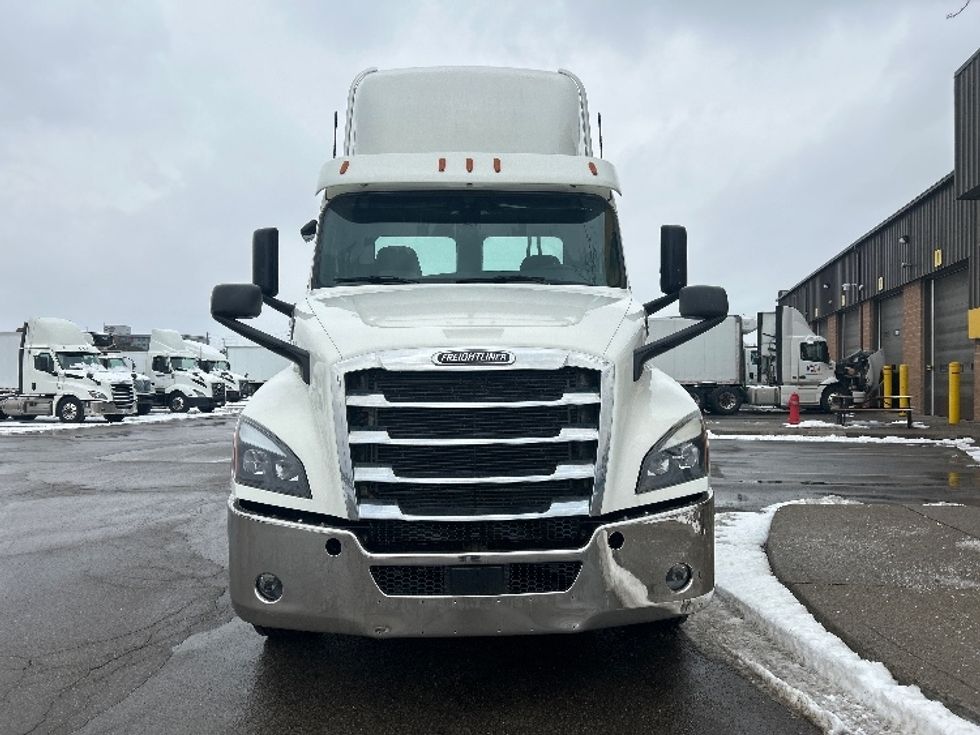 Day Cab Tractor-Heavy Duty Tractors-Freightliner-2020-T12664ST-Mississauga-ON-319,750\n\t\tkm-$ 73,750 - Image 2