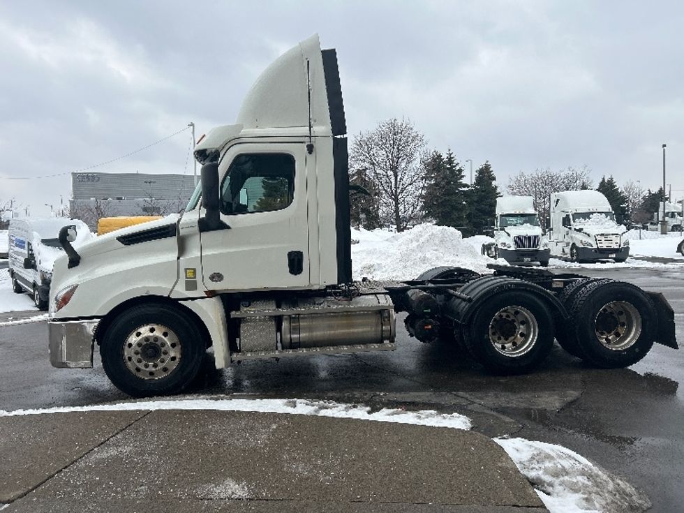 Day Cab Tractor-Heavy Duty Tractors-Freightliner-2020-T12664ST-Mississauga-ON-319,750\n\t\tkm-$ 73,750 - Image 4