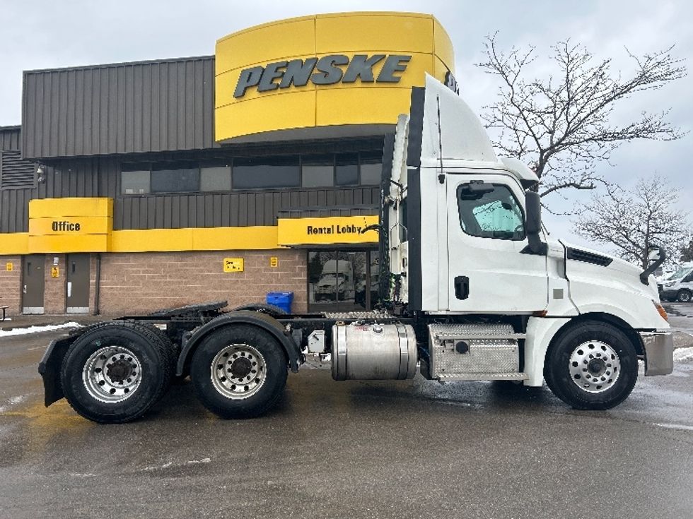 Day Cab Tractor-Heavy Duty Tractors-Freightliner-2020-T12664ST-Mississauga-ON-319,750\n\t\tkm-$ 73,750 - Image 8