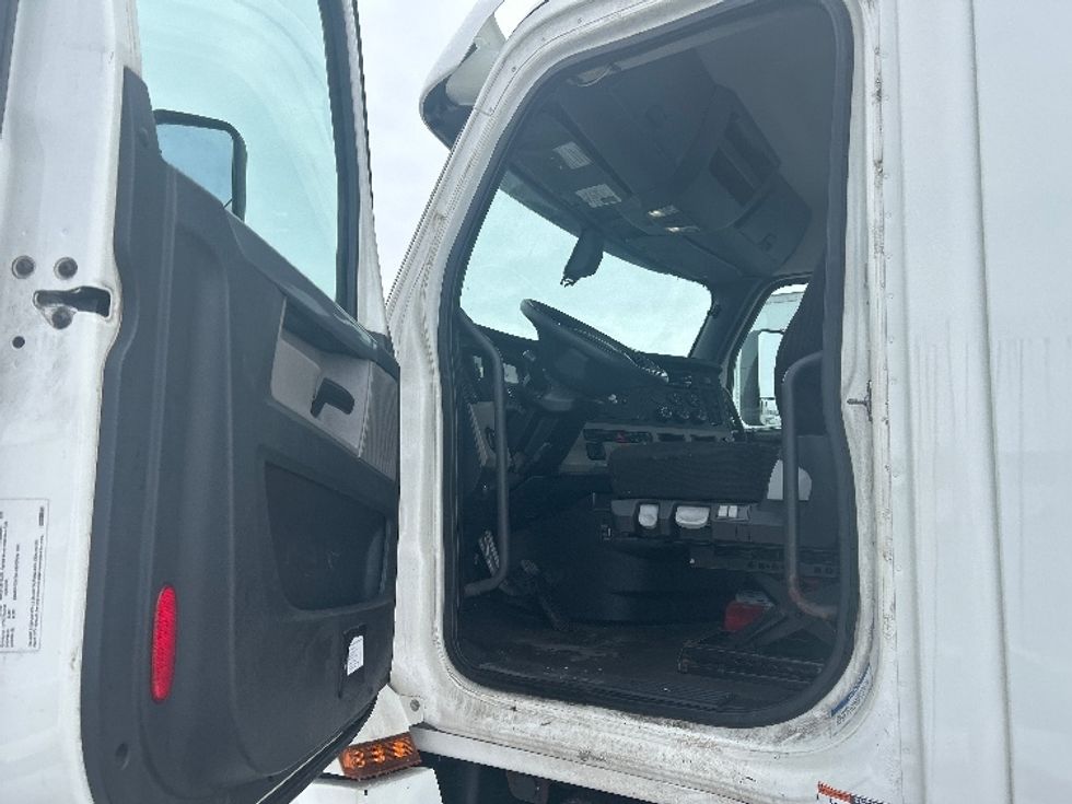 Day Cab Tractor-Heavy Duty Tractors-Freightliner-2020-T12664ST-Mississauga-ON-319,750\n\t\tkm-$ 73,750 - Image 9