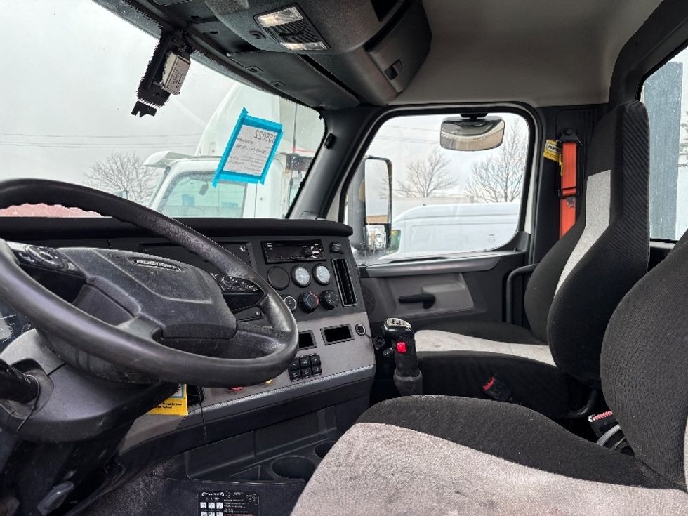 Day Cab Tractor-Heavy Duty Tractors-Freightliner-2020-T12664ST-Mississauga-ON-358,287\n\t\tkm-$ 69,500 - Image 10