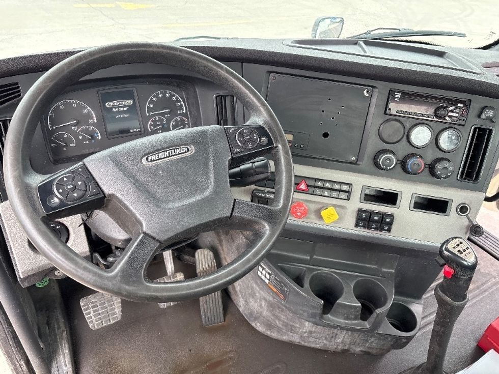 Day Cab Tractor-Heavy Duty Tractors-Freightliner-2020-T12664ST-Mississauga-ON-358,287\n\t\tkm-$ 69,500 - Image 11