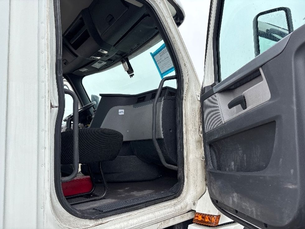 Day Cab Tractor-Heavy Duty Tractors-Freightliner-2020-T12664ST-Mississauga-ON-358,287\n\t\tkm-$ 69,500 - Image 12