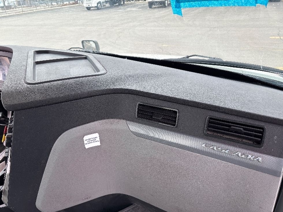 Day Cab Tractor-Heavy Duty Tractors-Freightliner-2020-T12664ST-Mississauga-ON-358,287\n\t\tkm-$ 69,500 - Image 13