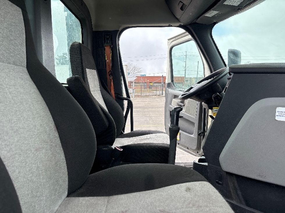 Day Cab Tractor-Heavy Duty Tractors-Freightliner-2020-T12664ST-Mississauga-ON-358,287\n\t\tkm-$ 69,500 - Image 14