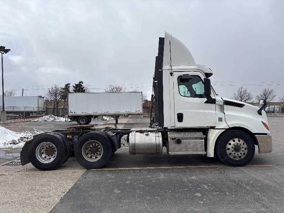 Day Cab Tractor-Heavy Duty Tractors-Freightliner-2020-T12664ST-Mississauga-ON-358,287\n\t\tkm-$ 69,500 - Image 8