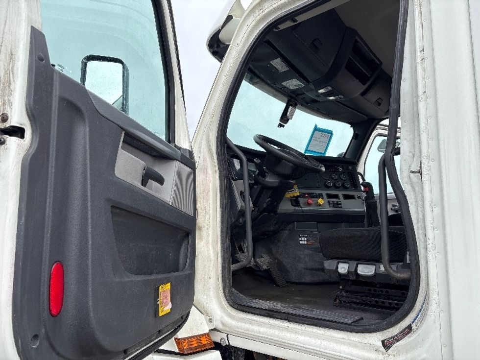 Day Cab Tractor-Heavy Duty Tractors-Freightliner-2020-T12664ST-Mississauga-ON-358,287\n\t\tkm-$ 69,500 - Image 9