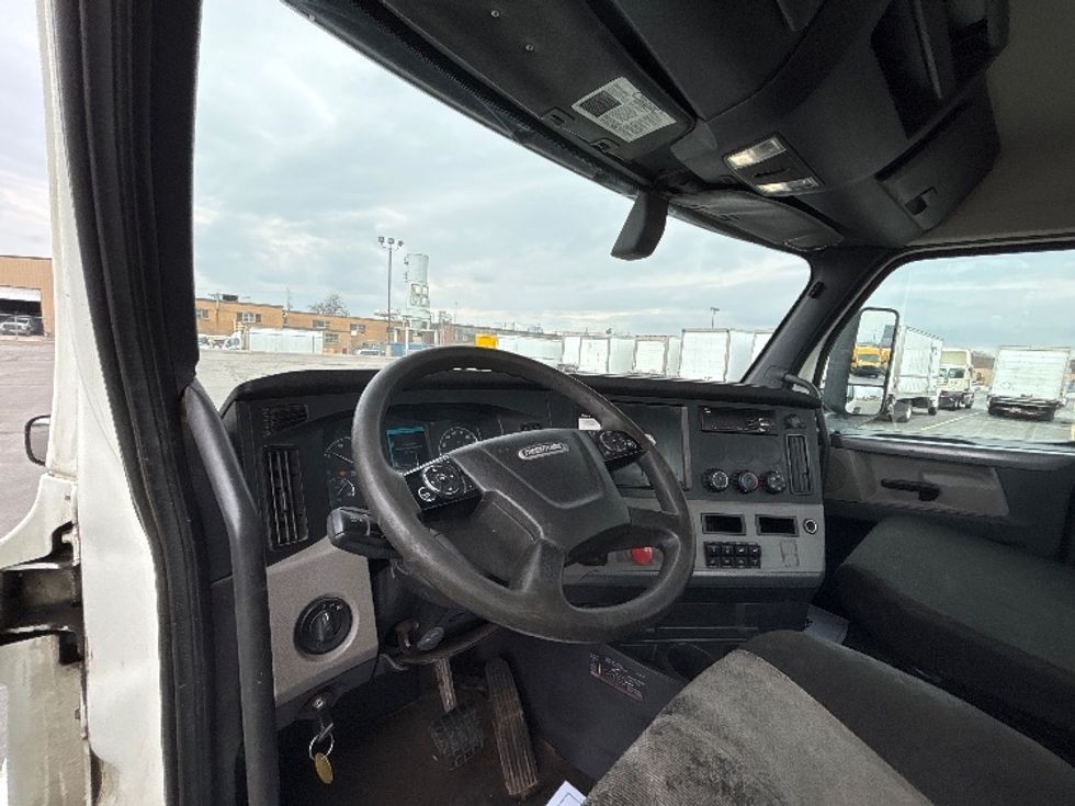 Day Cab Tractor-Heavy Duty Tractors-Freightliner-2020-T12664ST-Mississauga-ON-367,667\n\t\tkm-$ 77,750 - Image 10