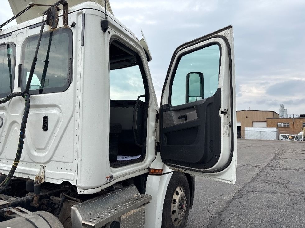 Day Cab Tractor-Heavy Duty Tractors-Freightliner-2020-T12664ST-Mississauga-ON-367,667\n\t\tkm-$ 77,750 - Image 12