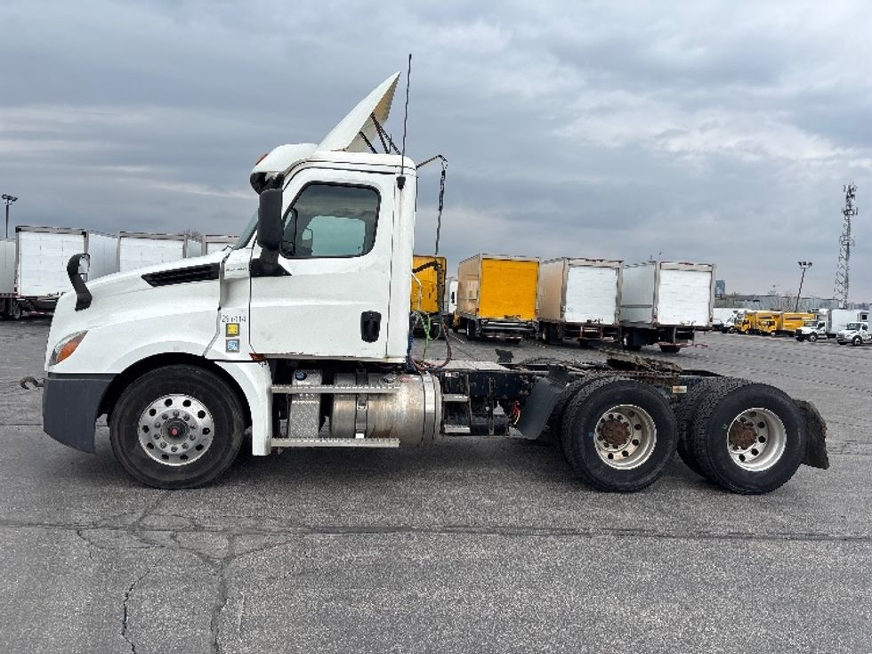 Day Cab Tractor-Heavy Duty Tractors-Freightliner-2020-T12664ST-Mississauga-ON-367,667\n\t\tkm-$ 77,750 - Image 4