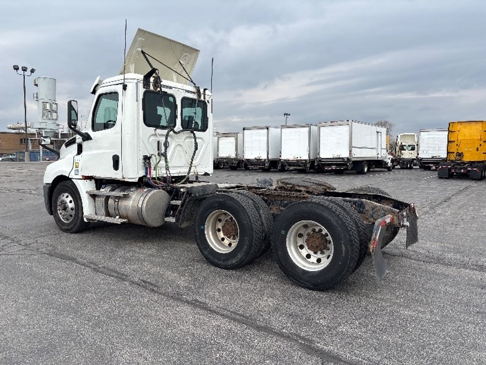 Day Cab Tractor-Heavy Duty Tractors-Freightliner-2020-T12664ST-Mississauga-ON-367,667\n\t\tkm-$ 77,750 - Image 5