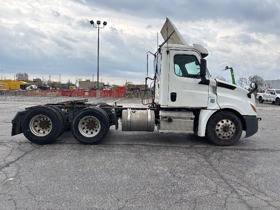 Day Cab Tractor-Heavy Duty Tractors-Freightliner-2020-T12664ST-Mississauga-ON-367,667\n\t\tkm-$ 77,750 - Image 8