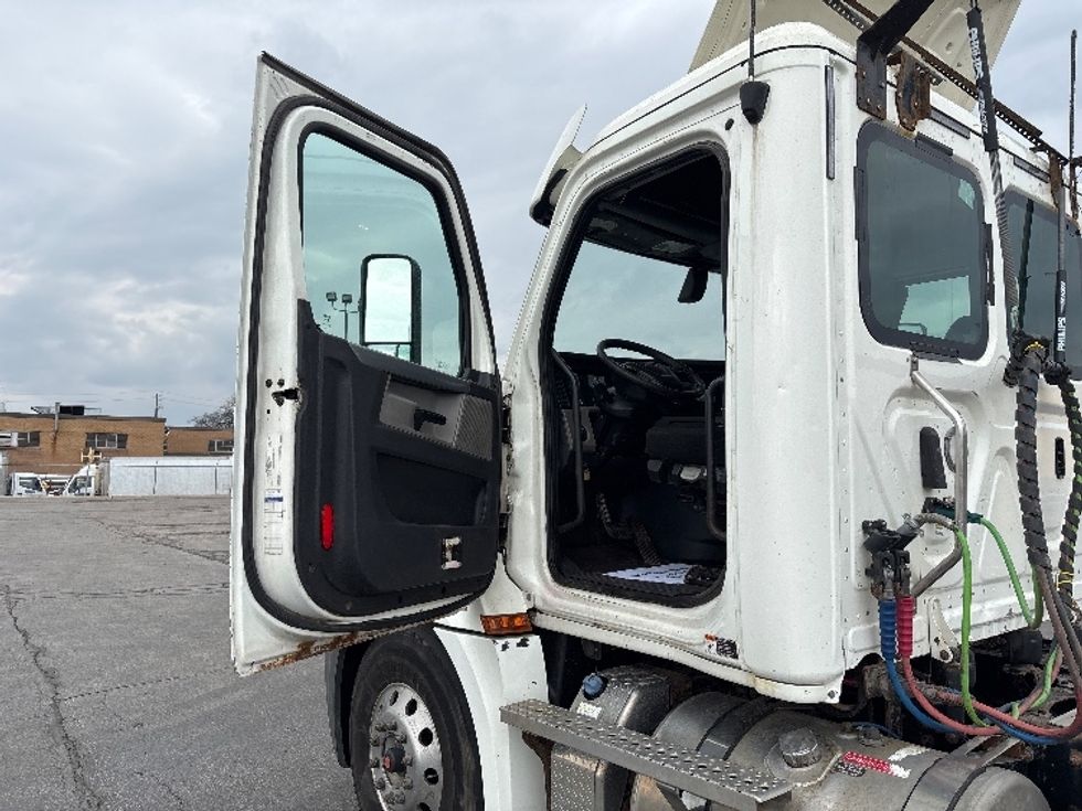 Day Cab Tractor-Heavy Duty Tractors-Freightliner-2020-T12664ST-Mississauga-ON-367,667\n\t\tkm-$ 77,750 - Image 9