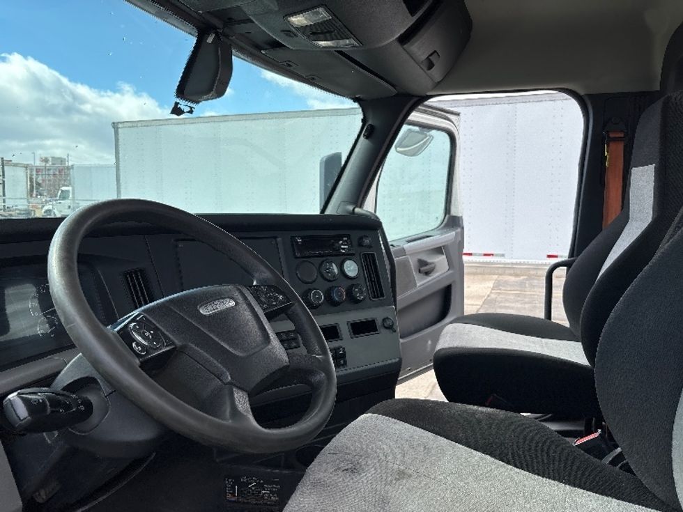 Day Cab Tractor-Heavy Duty Tractors-Freightliner-2020-T12664ST-Mississauga-ON-382,676\n\t\tkm-$ 71,250 - Image 10