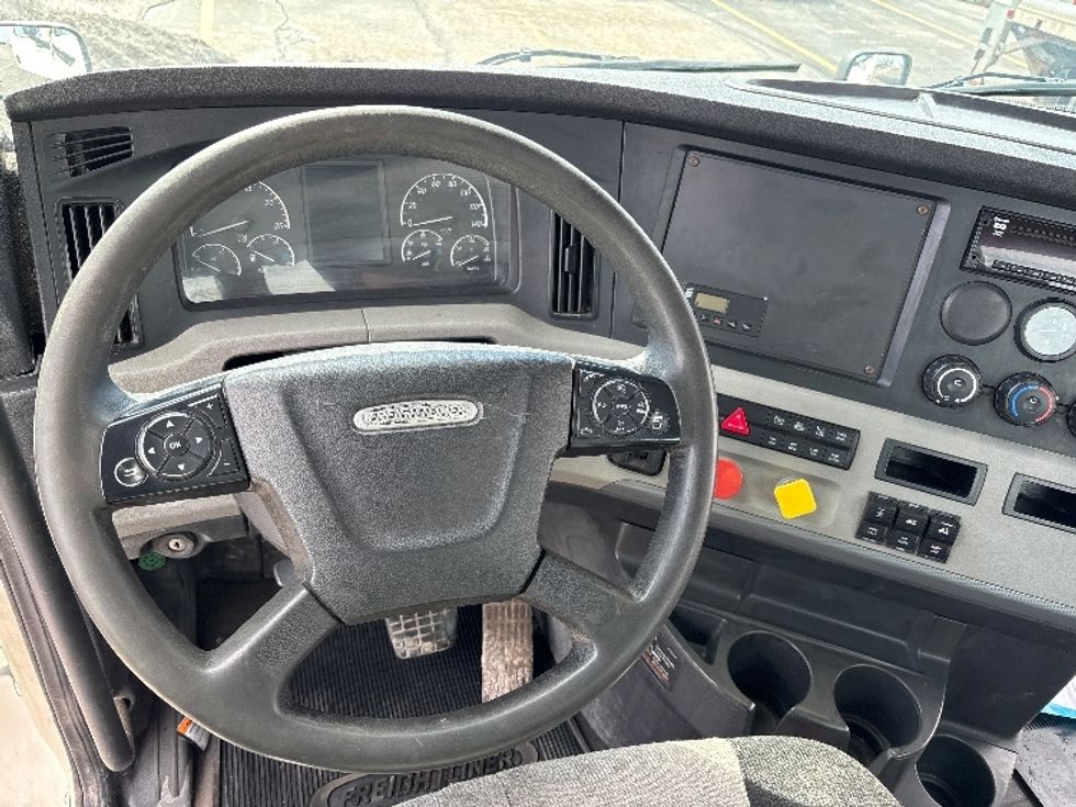 Day Cab Tractor-Heavy Duty Tractors-Freightliner-2020-T12664ST-Mississauga-ON-382,676\n\t\tkm-$ 71,250 - Image 11