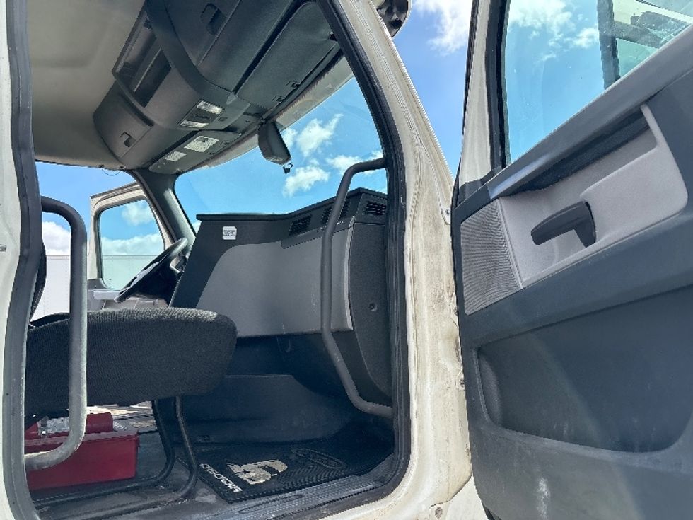 Day Cab Tractor-Heavy Duty Tractors-Freightliner-2020-T12664ST-Mississauga-ON-382,676\n\t\tkm-$ 71,250 - Image 12