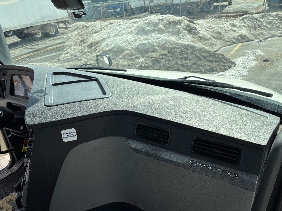 Day Cab Tractor-Heavy Duty Tractors-Freightliner-2020-T12664ST-Mississauga-ON-382,676\n\t\tkm-$ 71,250 - Image 13