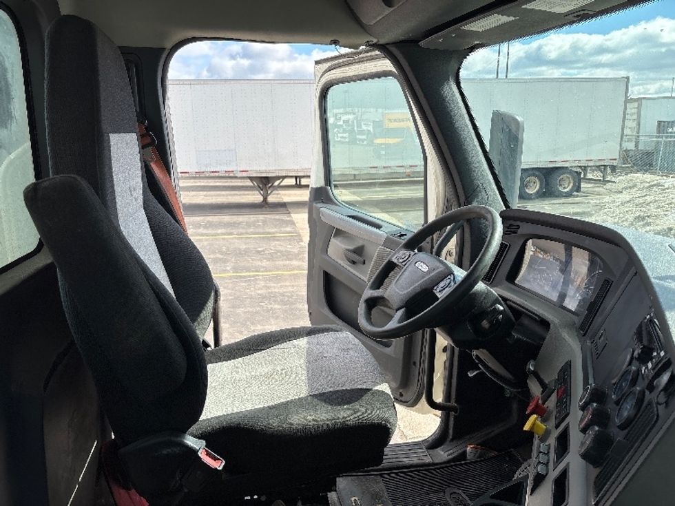 Day Cab Tractor-Heavy Duty Tractors-Freightliner-2020-T12664ST-Mississauga-ON-382,676\n\t\tkm-$ 71,250 - Image 14