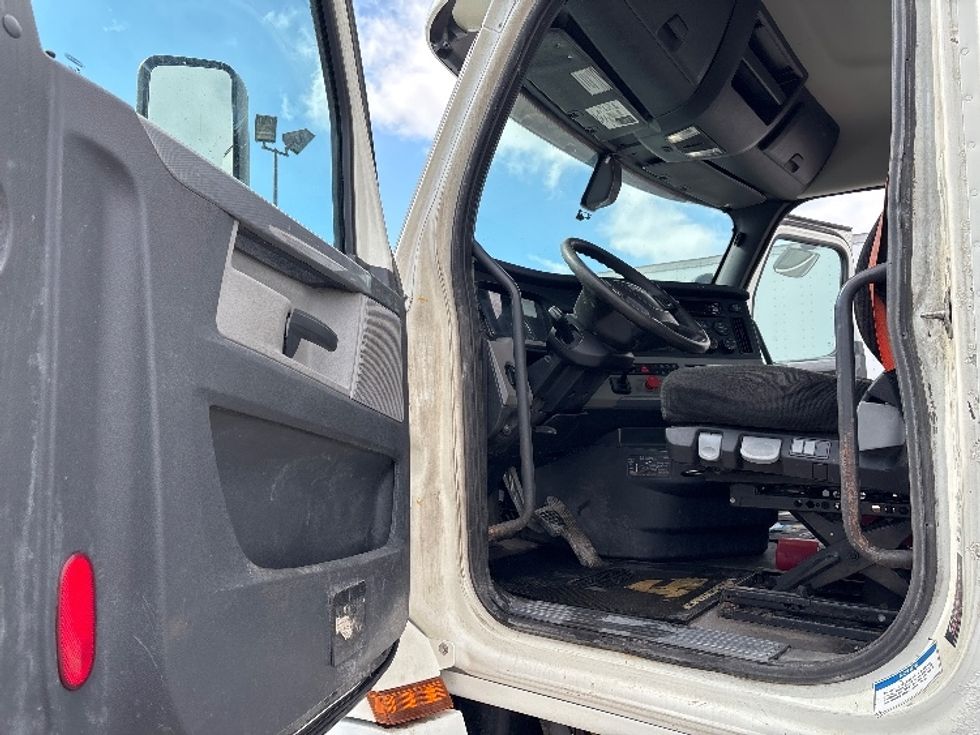 Day Cab Tractor-Heavy Duty Tractors-Freightliner-2020-T12664ST-Mississauga-ON-382,676\n\t\tkm-$ 71,250 - Image 9