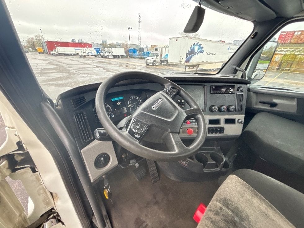 Day Cab Tractor-Heavy Duty Tractors-Freightliner-2020-T12664ST-Mississauga-ON-411,645\n\t\tkm-$ 76,000 - Image 10