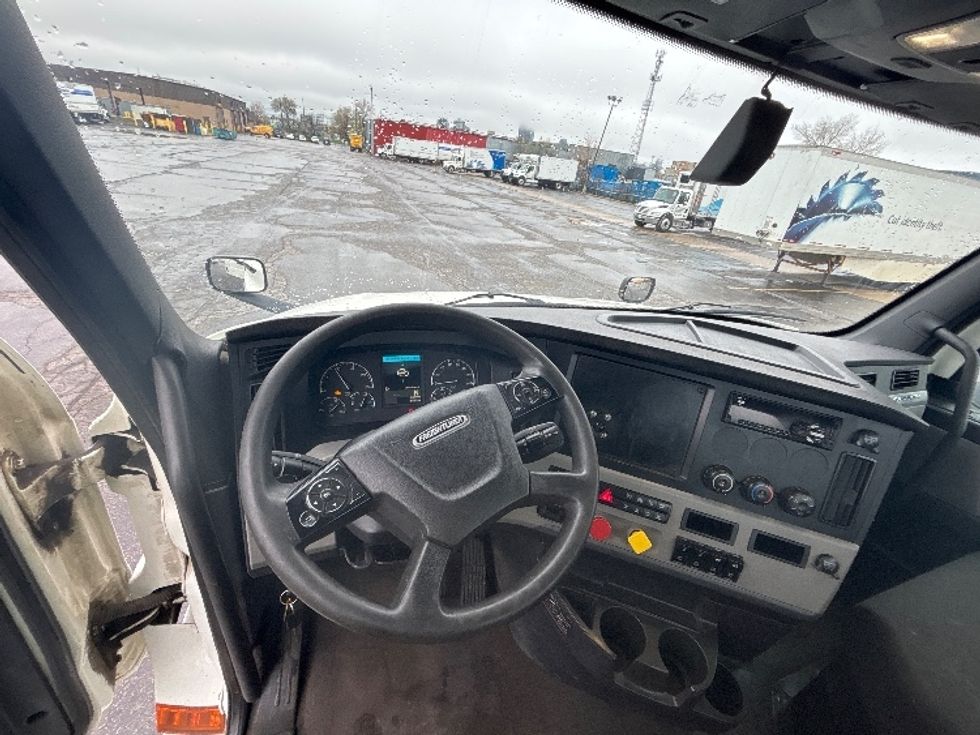 Day Cab Tractor-Heavy Duty Tractors-Freightliner-2020-T12664ST-Mississauga-ON-411,645\n\t\tkm-$ 76,000 - Image 11