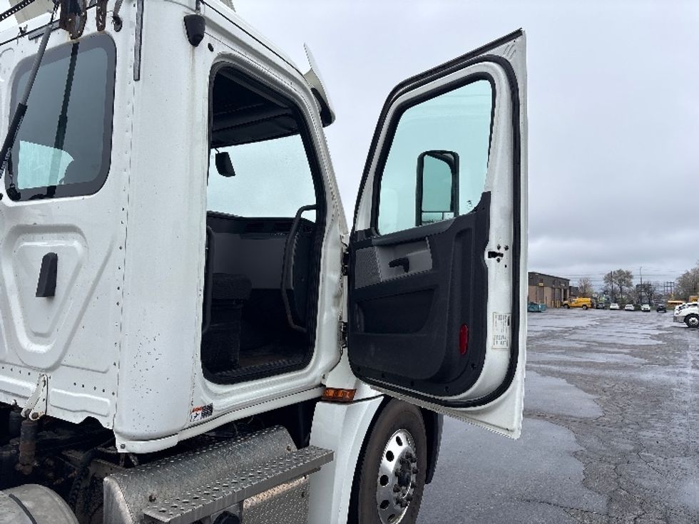 Day Cab Tractor-Heavy Duty Tractors-Freightliner-2020-T12664ST-Mississauga-ON-411,645\n\t\tkm-$ 76,000 - Image 12