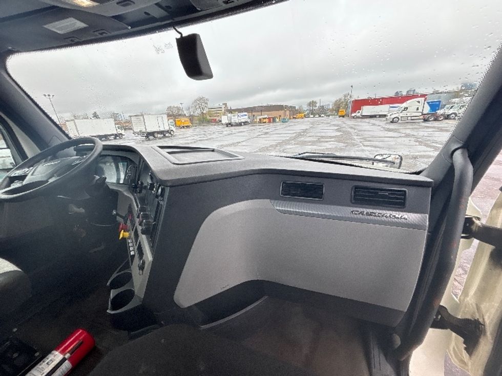 Day Cab Tractor-Heavy Duty Tractors-Freightliner-2020-T12664ST-Mississauga-ON-411,645\n\t\tkm-$ 76,000 - Image 13