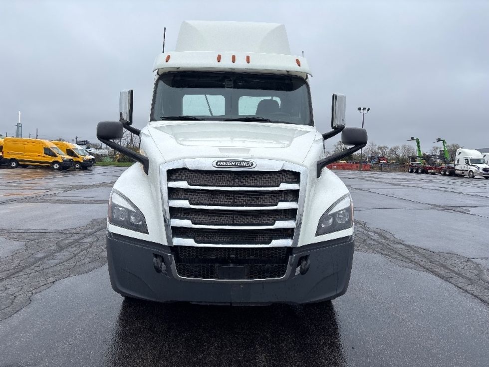 Day Cab Tractor-Heavy Duty Tractors-Freightliner-2020-T12664ST-Mississauga-ON-411,645\n\t\tkm-$ 76,000 - Image 2